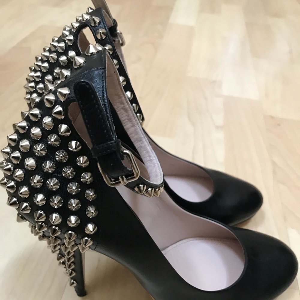 Miu Miu size 38 1/2 Black Capretto Shoes!